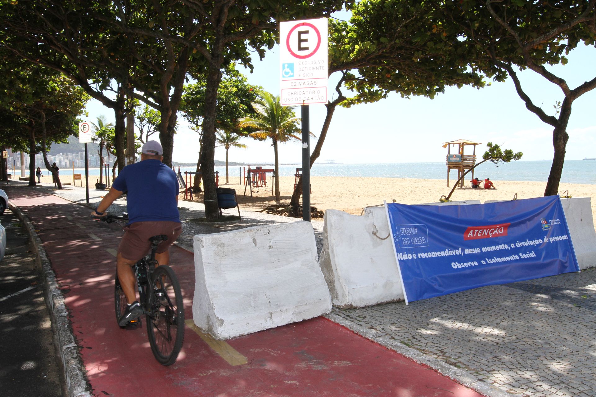 Prefeitura de Vila Velha instala barreiras na orla (Foto: Leone Iglesias)