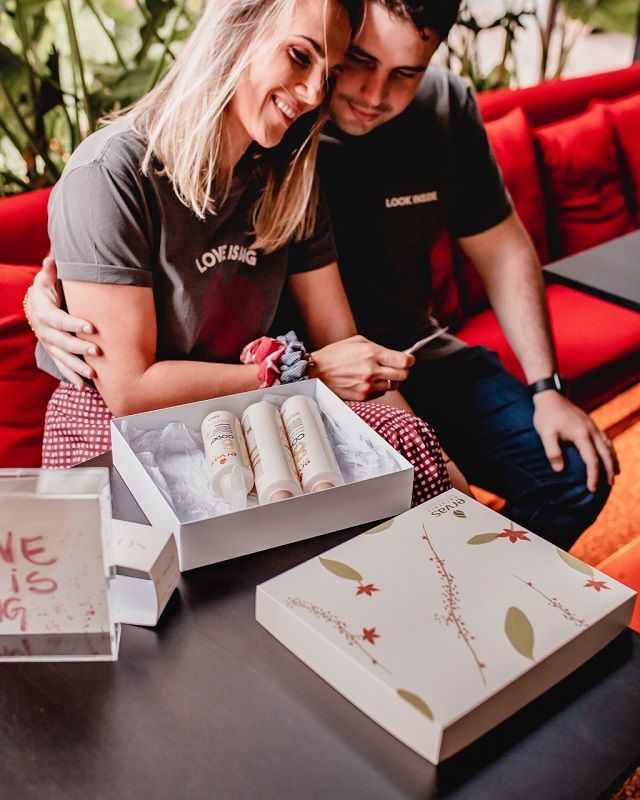Uma outra opção criativa, que demostra cuidado e carinho com a alma gêmea, é o kit personalizado da Ervas Naturais. A diretora de marketing da marca Larissa Bauer disse que o casal pode escolher os produtos no site e eles são entregues em uma caixa de presente especial para a data. Na foto: Rafaela Adami e o marido, Victor Miguel Dalamerlina (Foto: Divulgação)