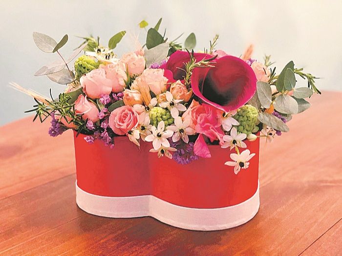 Em vez de buquê, uma caixa em formato de coração com flores. (Foto: Divulgação)