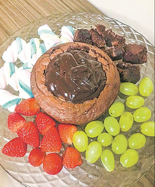 Panelinha feita de brownie e mais creme de chocolate e frutas. (Foto: Divulgação)