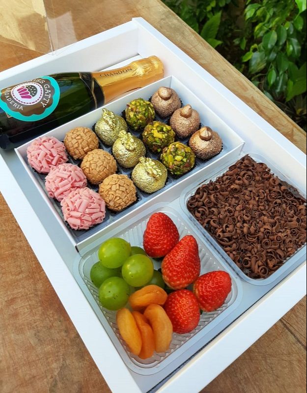 Kit com frutas, brigadeiro de colher e brigadeiros gourmet para dividir com o namorado. (Foto: Divulgação)