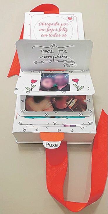 CAIXA CASCATA personalizada em 5 camadas na tampa e cookies dentro. (Foto: Divulgação)