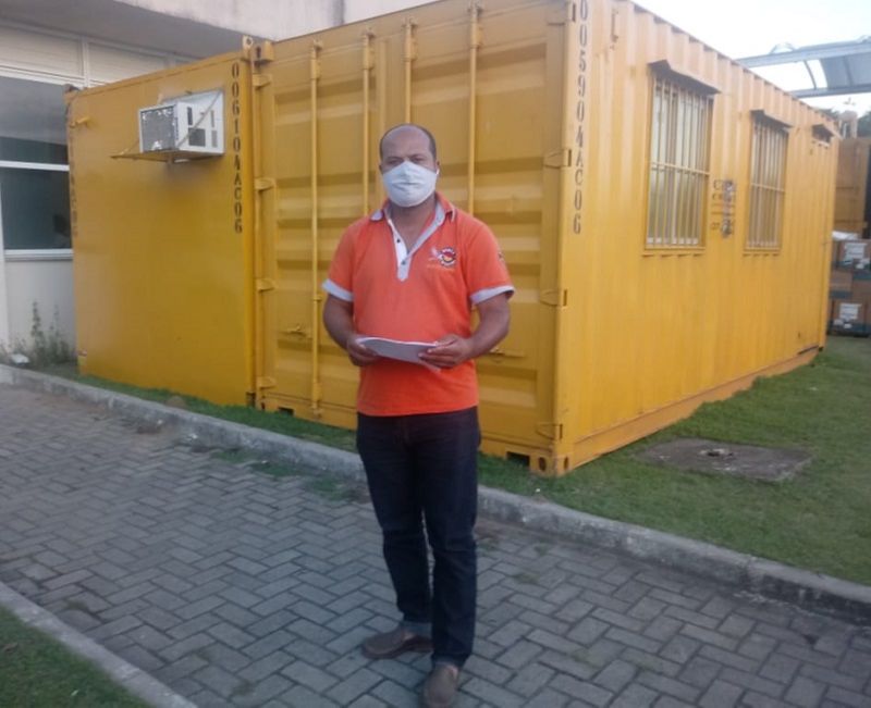 Presidente do Sindicato dos Técnicos e Auxiliares de Enfermagem do Espírito Santo (Sitaen), Osamano Amaral Candido, protocolou a ata da assembleia na administração do hospital (Foto: Sitaen-ES/Divulgação)