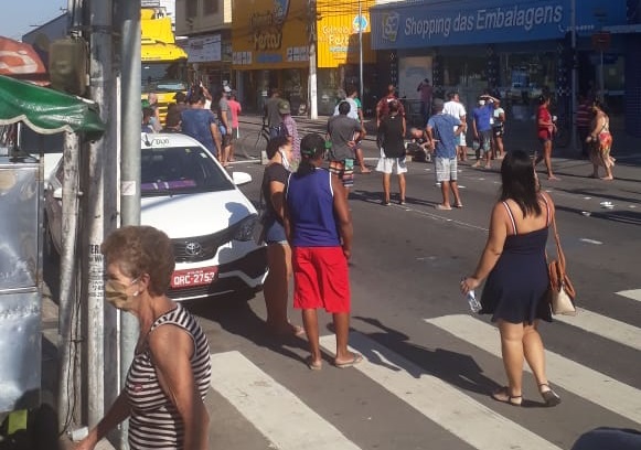 Manifestação em frente à agência da Caixa, na Glória, em Vila Velha. (Foto: Internauta)