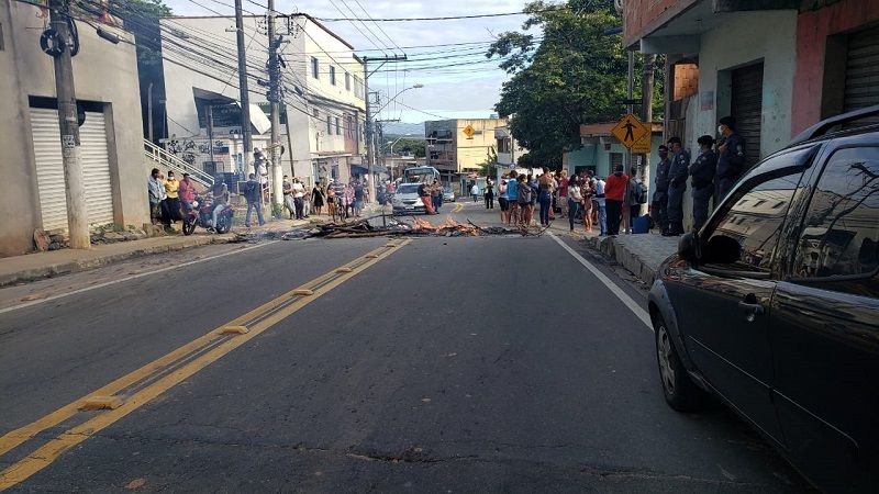 Moradores protestam e pedem mais segurança no bairro (Foto: Suzy Faria)