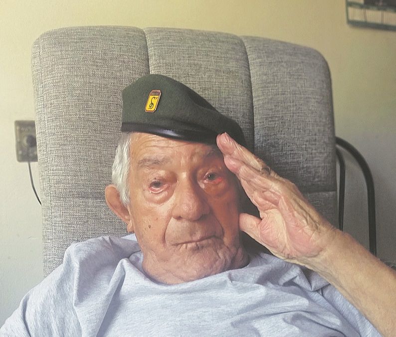 O veterano Raimundo Delmiro de Sá, de 93 anos, é natural da Paraíba, mas escolheu o Espírito Santo para viver (Foto: Rodolfo Sperancin Della Valentina)