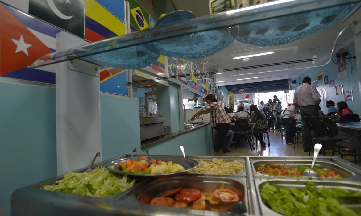 Durante o sábado (16) e domingo (17), os restaurantes deverão trabalhar apenas no sistema de delivery. (Foto: Marcello Casal Jr/Agência Brasil)