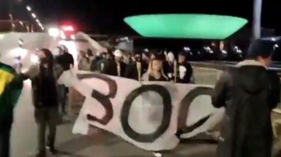Com máscaras, tochas e liderados por Sara Winter, manifestação ocorreu na noite de sábado em Brasília (Foto: Reprodução de vídeo/Twitter)
