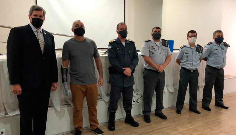 Sargento recebeu mão biônica ao lado de autoridades (Foto: Divulgação / SESP-ES)