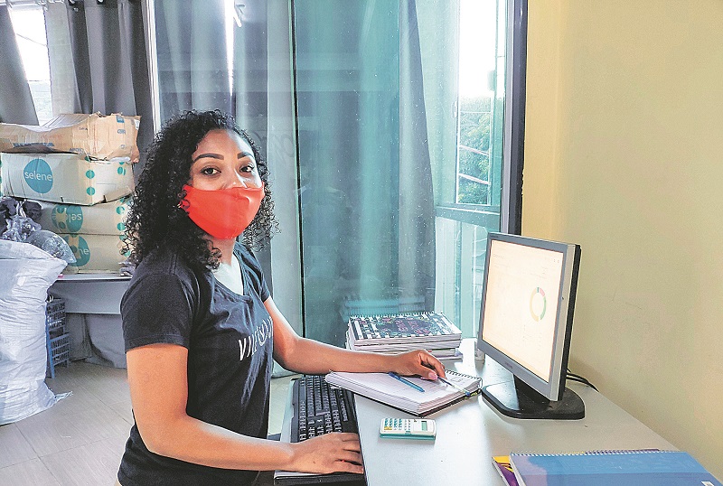 A vendedora Aline Coelho Silva, de 28 anos, teve o contrato de trabalho suspenso por causa da crise do coronavírus (Foto: Acervo pessoal)