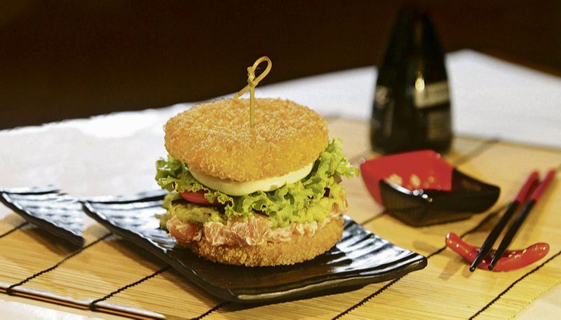 No sushiburger, o pão é substituído por arroz oriental empanado e, em vez de carne, são cubos de salmão (Foto: Beto Morais / AT)