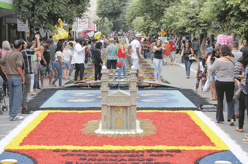 Tapetes feitos no ano passado (Foto: Alessandro de Paula - 21/06/2019)