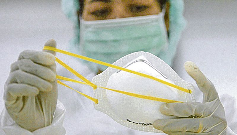 Técnica mostra máscara de proteção contra o coronavírus (Foto: Divulgação)