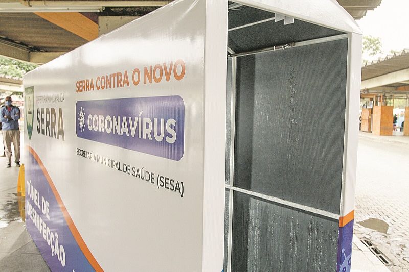 Túnel de desinfecção instalado no Terminal de Carapina, na Serra. (Foto: Beto Morais)