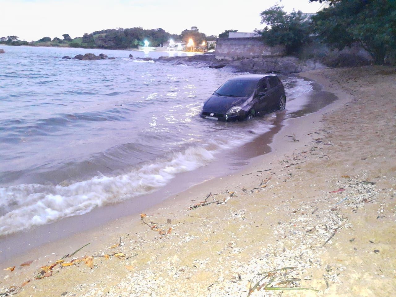 Os turistas colocaram o veículo na areia da Praia do Boião, em Perocão, e no momento em que a maré começou a subir, não conseguiram tirar o veículo a tempo. (Foto: Roberta Bourguignon)