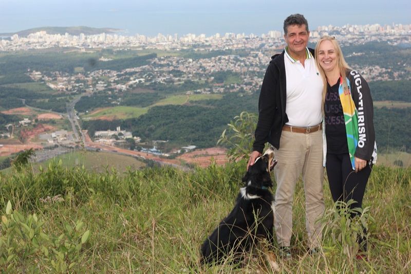 Valério Nunes Bastos e a mulher Rosani Mess moram em um dos locais mais altos de Guarapari (Foto: Alexander Faria)