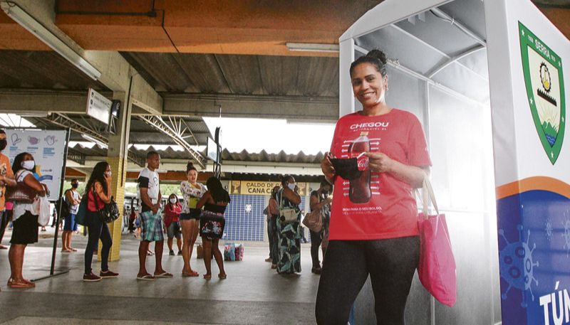 Vanessa Pinhantavinha passa pelo equipamento que vai ser instalado também em unidades de pronto atendimento: produto não faz mal à saúde (Foto: Beto Morais / AT)