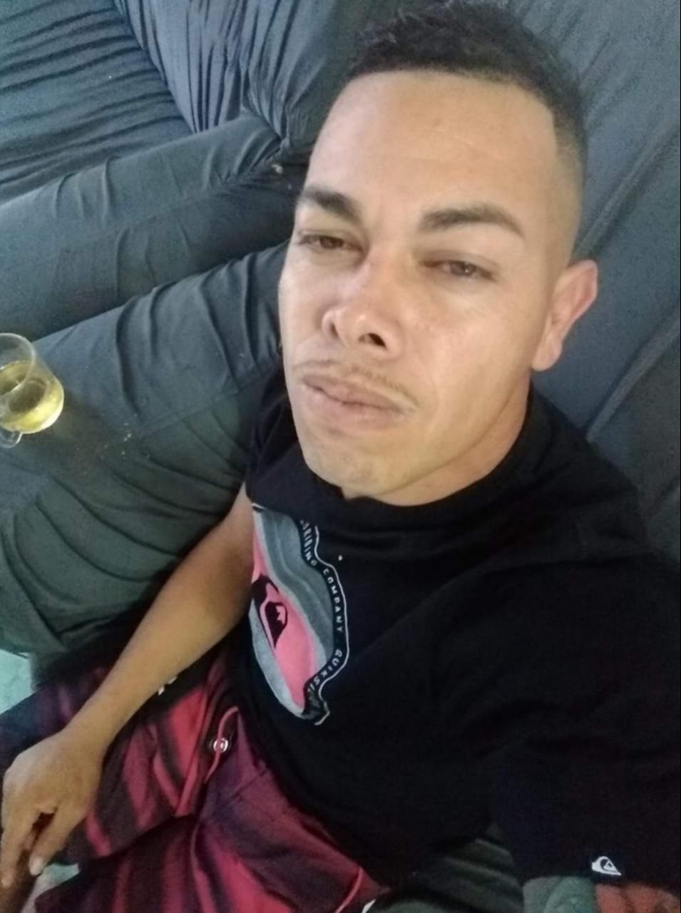 Tiago Santos da Silva foi morto com mais de 15 tiros, a maioria na cabeça (Foto: Reprodução/ Facebook)