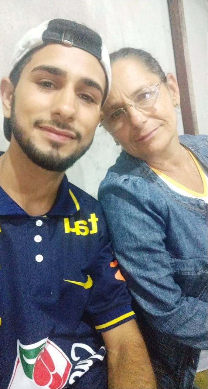 Ítalo Guilherme Leonardo Santos Lopes ao lado da mãe, Rosilene Leonardo Santos (Foto: Acervo pessoal)