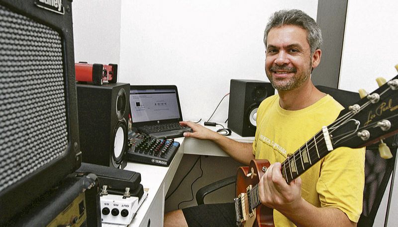 Vinícius Berlindes dos Santos, de 40 anos, é músico e, durante a quarentena, tem feito trabalhos de avaliação de vídeos (Foto: Kadidja Fernandes / AT)