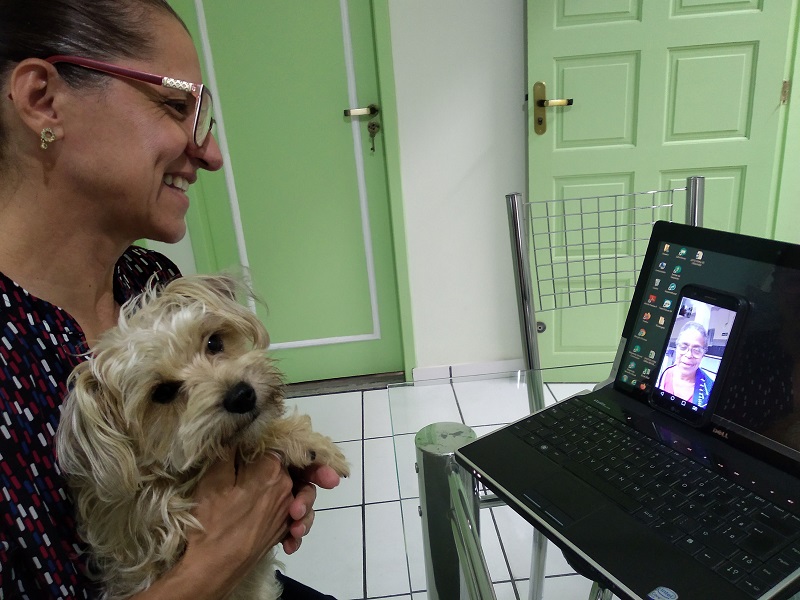 Secretária Rozangela Ribeiro, com a cadela Pipa, conversa em videochamada com a amiga Marina Francista, que está no asilo (Foto: Alessandro de Paula)