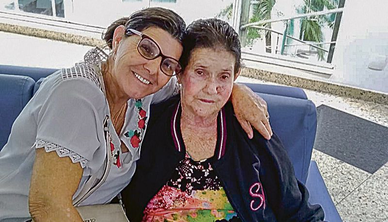 Aposentada Creuza Rodrigues de Lima com a mãe Maria Dornelas da Silva, que tinha 79 anos e morreu vítima da Covid-19. Ela morava em Vila Velha (Foto: Acervo de família)