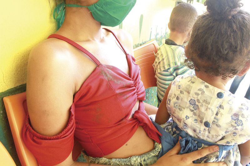 Na delegacia com os filhos, dona de casa disse estar com medo e que vai pedir medida protetiva contra o marido (Foto: Kadidja Fernandes / AT)