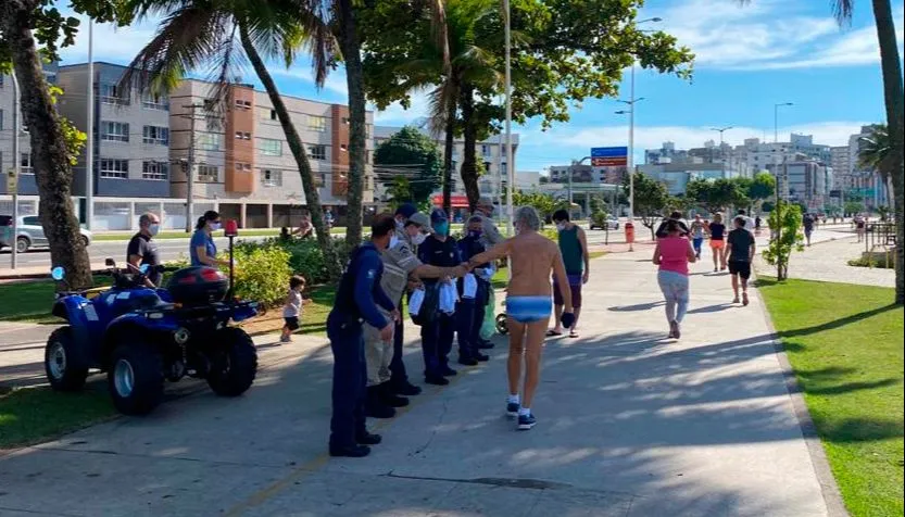 Imagem ilustrativa da imagem Praias ficam cheias no feriado mesmo com pedido de isolamento