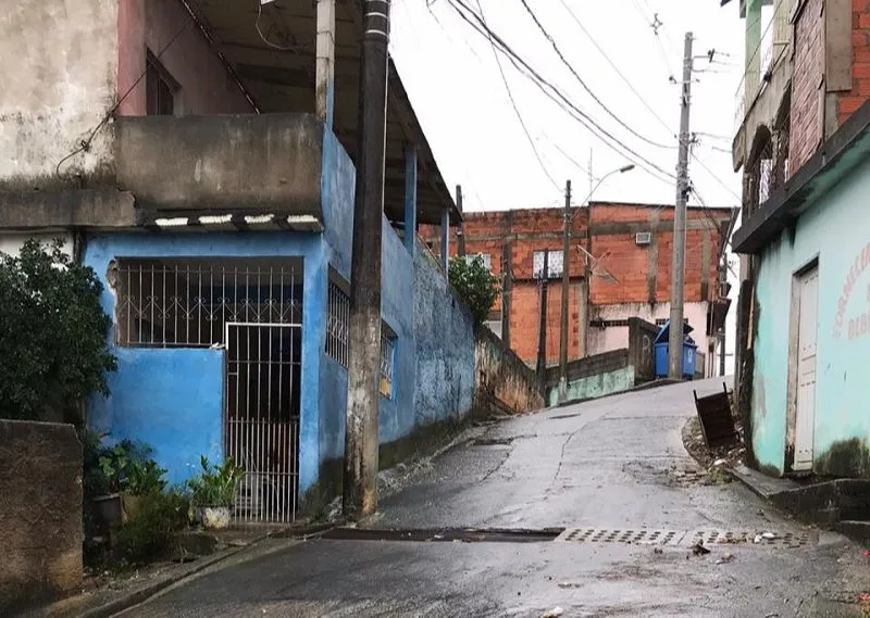 Rua onde o adolescente foi baleado no bairro Santo Antônio, na Serra.