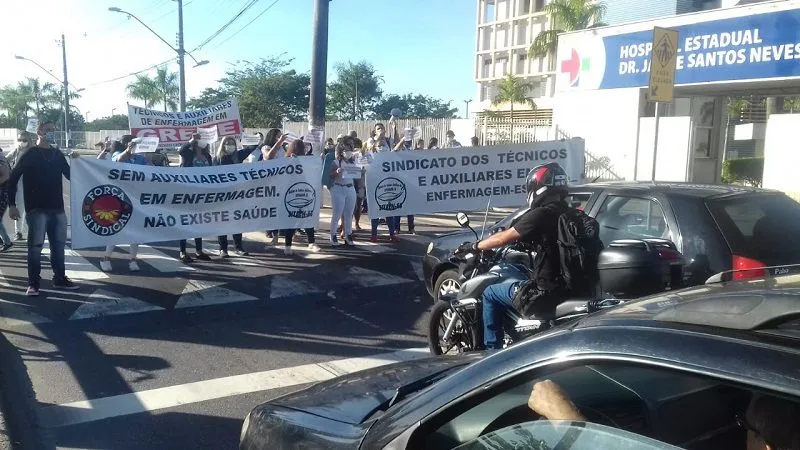 Auxiliares e técnicos de enfermagem protestam em frente ao Hospital Jayme Santos Neves, na Serra.