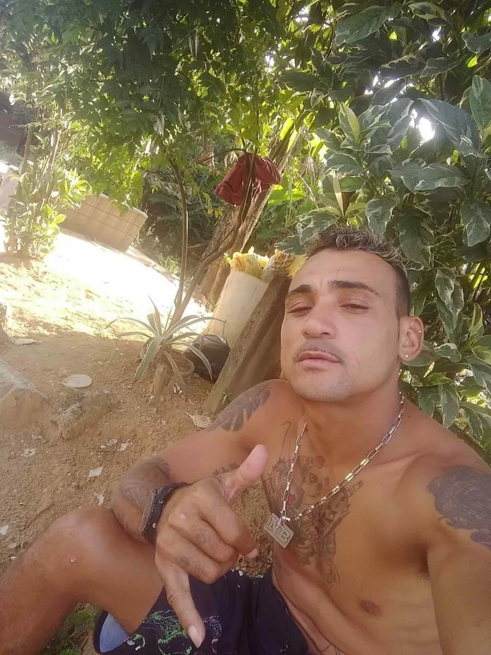 Imagem ilustrativa da imagem Vídeo mostra bandido vestido de gari fugindo após assaltar lotérica
