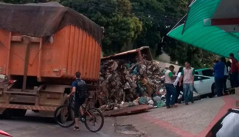 Imagem ilustrativa da imagem Carreta carregada de lixo tomba sobre veículos em Cachoeiro de Itapemirim