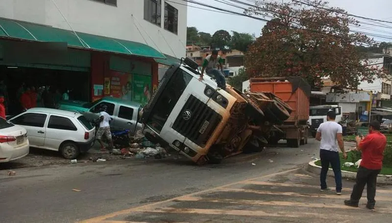 Imagem ilustrativa da imagem Carreta carregada de lixo tomba sobre veículos em Cachoeiro de Itapemirim