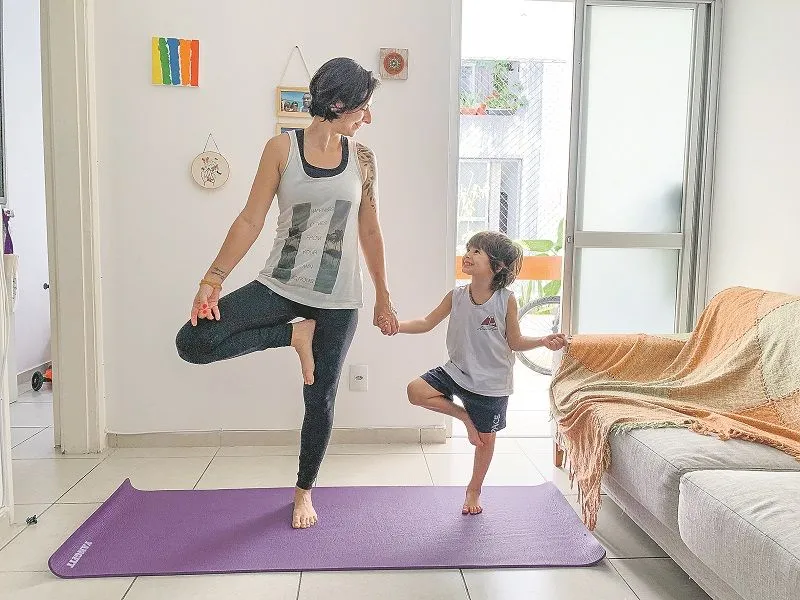 Professora Daniela Lima e o filho Bento, de 4 anos, fazem exercícios de ioga.