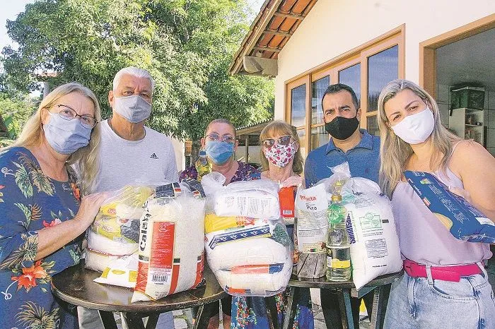 Imagem ilustrativa da imagem Irmãos ajudam a arrecadar cestas básicas