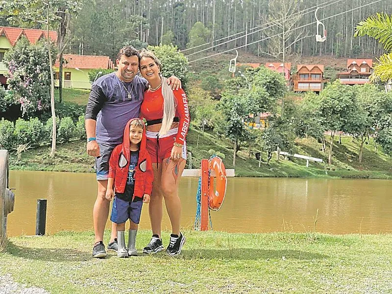 O casal de empresários Adelize Cozer, de 30 anos, e Weverton Tardem, de 38, já viajou algumas vezes com o filho Luiz Felipe, de 6 anos