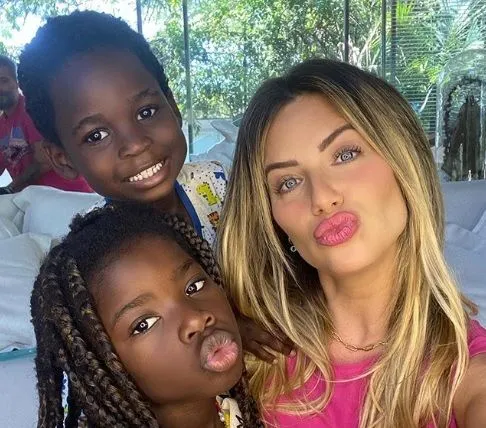 Giovanna Ewbank com os filhos Titi e Bless