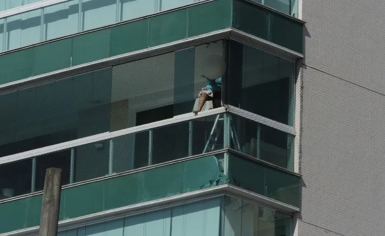 Imagem ilustrativa da imagem VÍDEO| Mulher se pendura em janela para limpar vidros a mais de 30 metros de altura