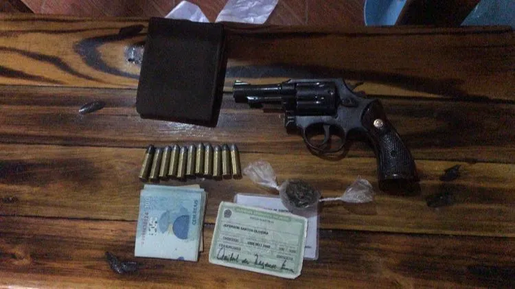 Imagem ilustrativa da imagem Castelo: acusado tenta jogar drogas pela janela de casa, mas acaba preso