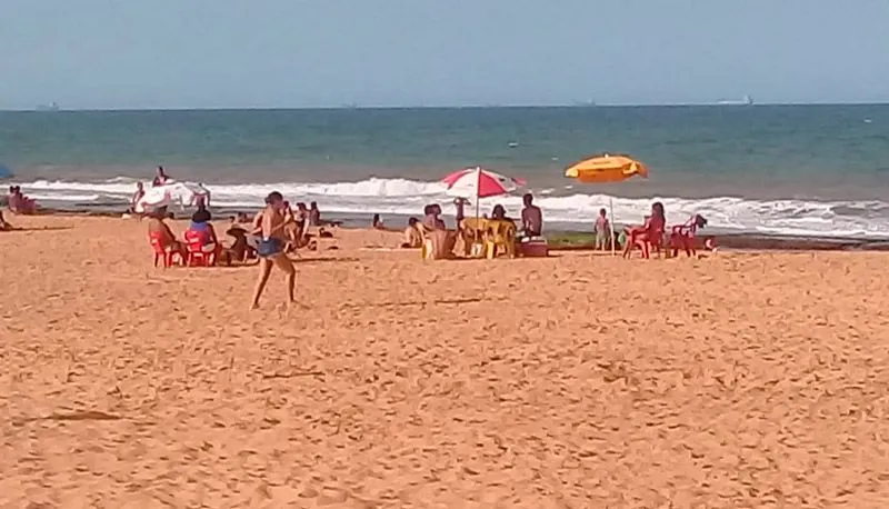 Pessoas ocupam a praia dos Recifes, próximo à Terra Vermelha, em Vila Velha