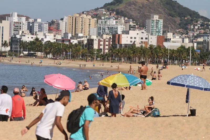 Imagem ilustrativa da imagem Praias ficam lotadas de novo um dia após Estado registrar mais de mil mortes por Covid-19