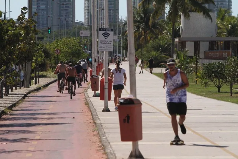 Imagem ilustrativa da imagem Praias ficam lotadas de novo um dia após Estado registrar mais de mil mortes por Covid-19