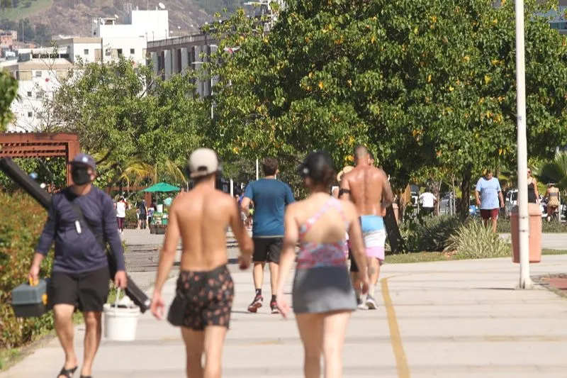 Imagem ilustrativa da imagem Praias ficam lotadas de novo um dia após Estado registrar mais de mil mortes por Covid-19