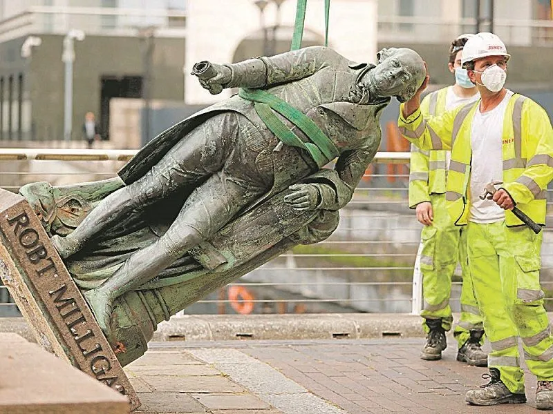 Estátua do mercador Robert Milligan é retirada em Londres, para não ser alvo de vandalismo 