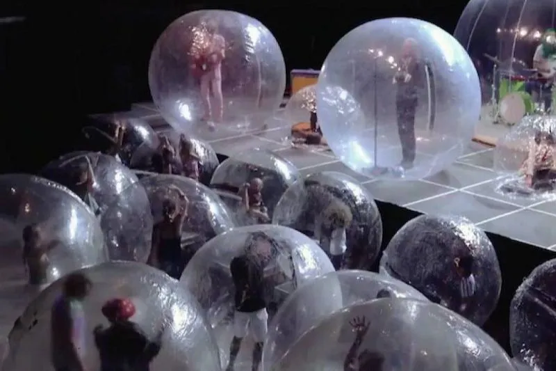 The Flaming Lips usa bolhas de plástico para fazer show durante pandemia de coronavírus