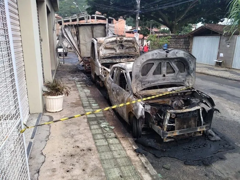 Veículos incendiados por criminosos em Tabuazeiro, Vitória.