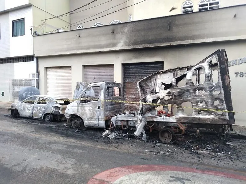 Imagem ilustrativa da imagem VÍDEO | Após toque de recolher, veículos são incendiados em bairro de Vitória
