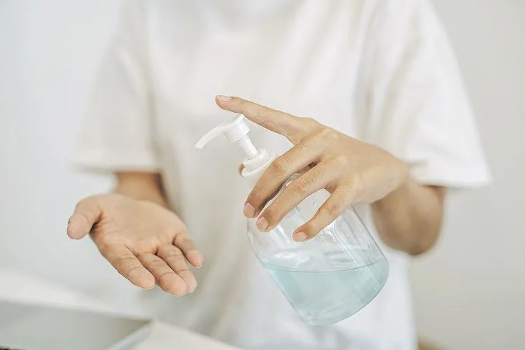 Imagem ilustrativa da imagem Mãos ressecadas com uso de álcool em gel