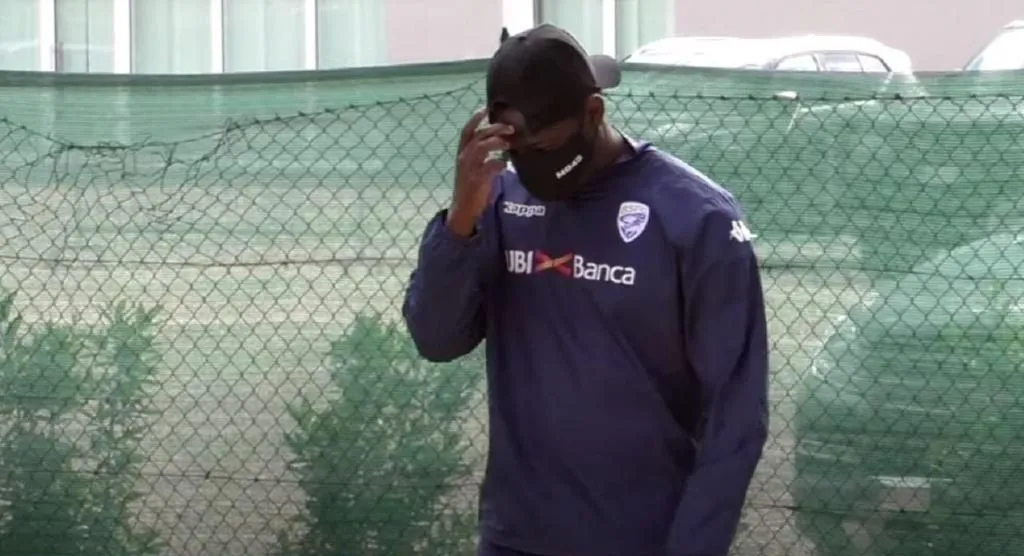 Imagem ilustrativa da imagem VÍDEO | Balotelli é barrado ao chegar para treinar no Brescia