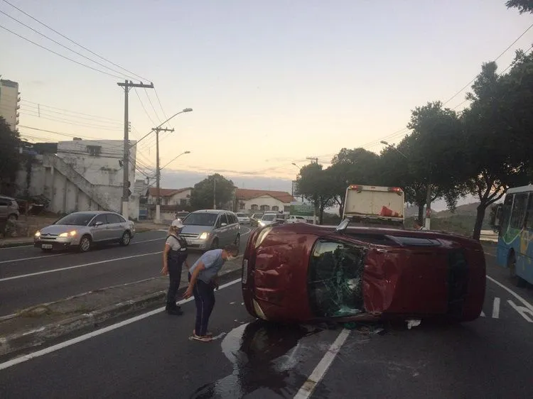 Imagem ilustrativa da imagem VÍDEO| Carro capota na Curva do Saldanha e motorista fica ferido